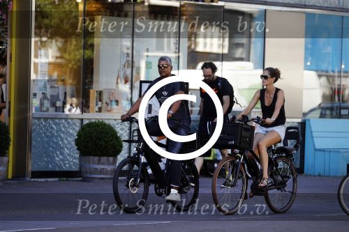 Amsterdam 25 augustus 2016
Frank Rijkaard met zijn vrouw Stephanie op de fiets.