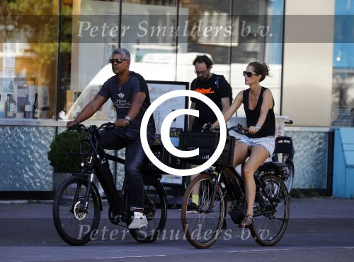 Amsterdam 25 augustus 2016
Frank Rijkaard met zijn vrouw Stephanie op de fiets.