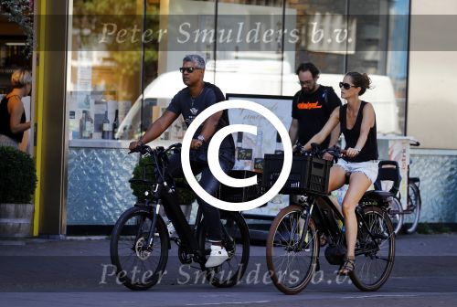 Amsterdam 25 augustus 2016
Frank Rijkaard met zijn vrouw Stephanie op de fiets.