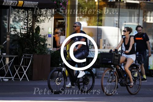 Amsterdam 25 augustus 2016
Frank Rijkaard met zijn vrouw Stephanie op de fiets.