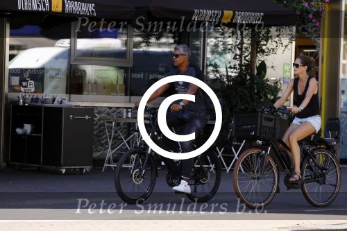 Amsterdam 25 augustus 2016
Frank Rijkaard met zijn vrouw Stephanie op de fiets.