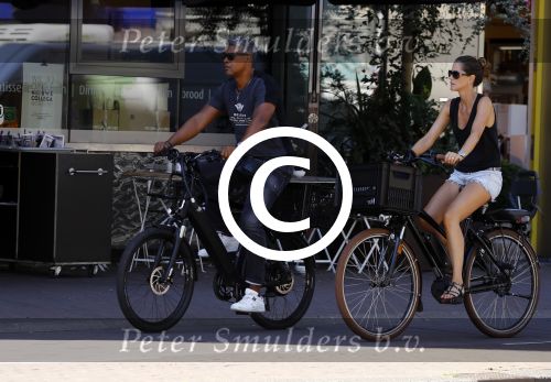 Amsterdam 25 augustus 2016
Frank Rijkaard met zijn vrouw Stephanie op de fiets.