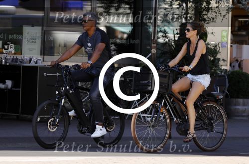 Amsterdam 25 augustus 2016
Frank Rijkaard met zijn vrouw Stephanie op de fiets.