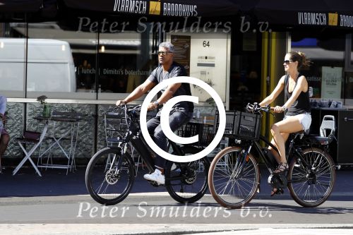Amsterdam 25 augustus 2016
Frank Rijkaard met zijn vrouw Stephanie op de fiets.