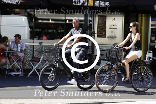 Amsterdam 25 augustus 2016
Frank Rijkaard met zijn vrouw Stephanie op de fiets.
