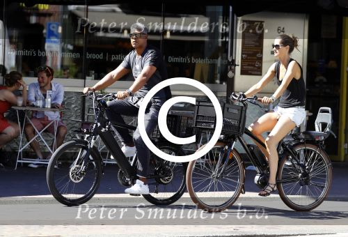 Amsterdam 25 augustus 2016
Frank Rijkaard met zijn vrouw Stephanie op de fiets.