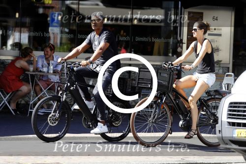 Amsterdam 25 augustus 2016
Frank Rijkaard met zijn vrouw Stephanie op de fiets.