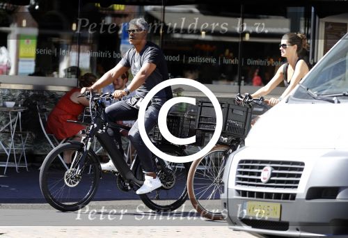 Amsterdam 25 augustus 2016
Frank Rijkaard met zijn vrouw Stephanie op de fiets.