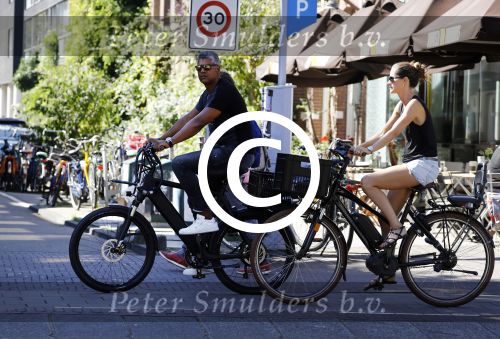 Amsterdam 25 augustus 2016
Frank Rijkaard met zijn vrouw Stephanie op de fiets.