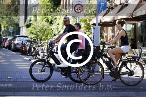 Amsterdam 25 augustus 2016
Frank Rijkaard met zijn vrouw Stephanie op de fiets.