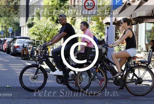 Amsterdam 25 augustus 2016
Frank Rijkaard met zijn vrouw Stephanie op de fiets.