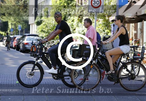 Amsterdam 25 augustus 2016
Frank Rijkaard met zijn vrouw Stephanie op de fiets.
