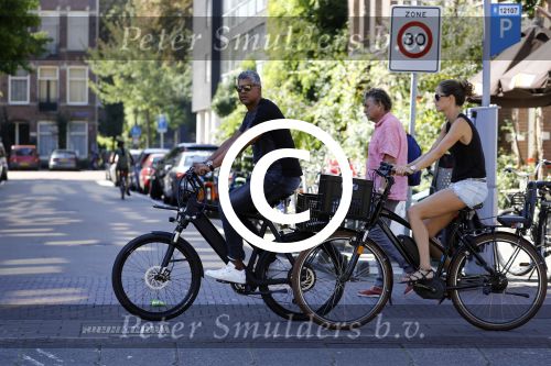 Amsterdam 25 augustus 2016
Frank Rijkaard met zijn vrouw Stephanie op de fiets.