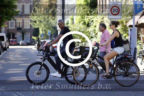 Amsterdam 25 augustus 2016
Frank Rijkaard met zijn vrouw Stephanie op de fiets.