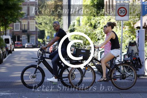 Amsterdam 25 augustus 2016
Frank Rijkaard met zijn vrouw Stephanie op de fiets.