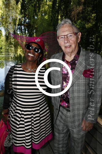 Haarzuilens 22 juni 2016
Haringparty op kasteel Haarzuilens. Gerda Havertong met man