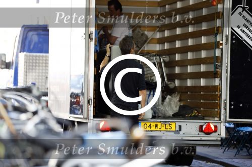 Amsterdam 10 augustus 2016  
Guy Pierce de vriend van Carice v Houten helpt de verhuizer met het tillen van de bank naar de verhuiswagen.