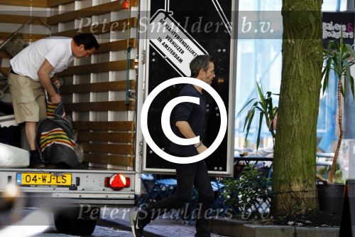 Amsterdam 10 augustus 2016  
Guy Pierce de vriend van Carice v Houten helpt de verhuizer met het tillen van de bank naar de verhuiswagen.