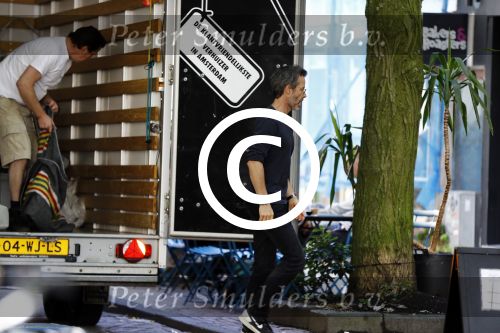 Amsterdam 10 augustus 2016  
Guy Pierce de vriend van Carice v Houten helpt de verhuizer met het tillen van de bank naar de verhuiswagen.
