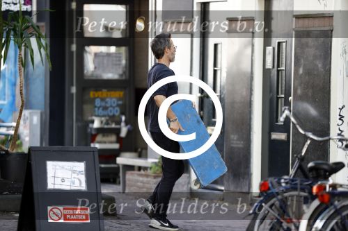Amsterdam 10 augustus 2016  
Guy Pierce de vriend van Carice v Houten helpt de verhuizer met het tillen van de bank naar de verhuiswagen.