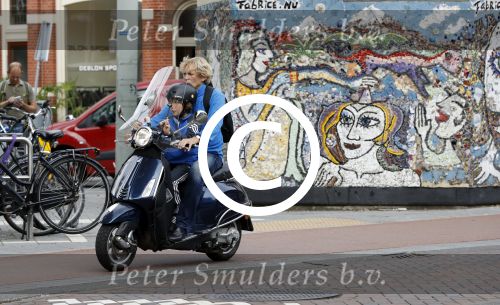Amsterdam 2 september 2016 
Hans Jorritsma met zijn zoon op een vespa scooter