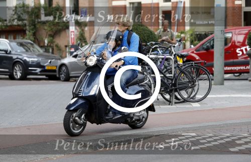 Amsterdam 2 september 2016 
Hans Jorritsma met zijn zoon op een vespa scooter