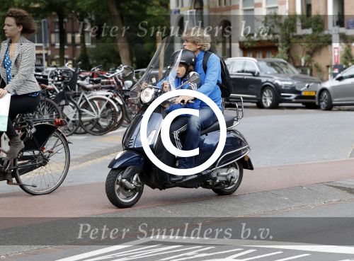 Amsterdam 2 september 2016 
Hans Jorritsma met zijn zoon op een vespa scooter