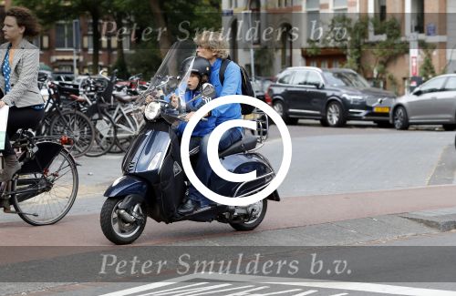 Amsterdam 2 september 2016 
Hans Jorritsma met zijn zoon op een vespa scooter