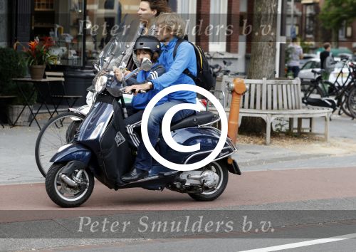 Amsterdam 2 september 2016 
Hans Jorritsma met zijn zoon op een vespa scooter