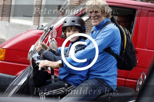 Amsterdam 2 september 2016 
Hans Jorritsma met zijn zoon op een vespa scooter