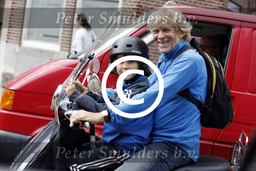 Amsterdam 2 september 2016 
Hans Jorritsma met zijn zoon op een vespa scooter