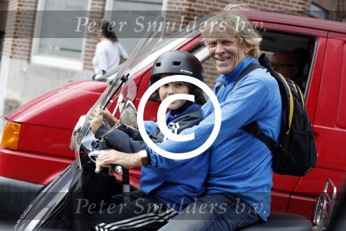 Amsterdam 2 september 2016 
Hans Jorritsma met zijn zoon op een vespa scooter