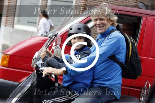 Amsterdam 2 september 2016 
Hans Jorritsma met zijn zoon op een vespa scooter