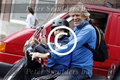 Amsterdam 2 september 2016 
Hans Jorritsma met zijn zoon op een vespa scooter