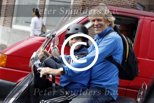 Amsterdam 2 september 2016 
Hans Jorritsma met zijn zoon op een vespa scooter
