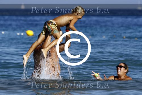 ibiza 19 augustus 2016
Herman den Blijker en zijn vrouw Jacqueline met zoon Matz op vakantie op ibiza.