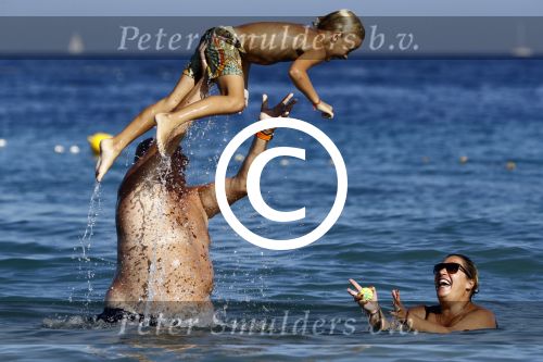 ibiza 19 augustus 2016
Herman den Blijker en zijn vrouw Jacqueline met zoon Matz op vakantie op ibiza.