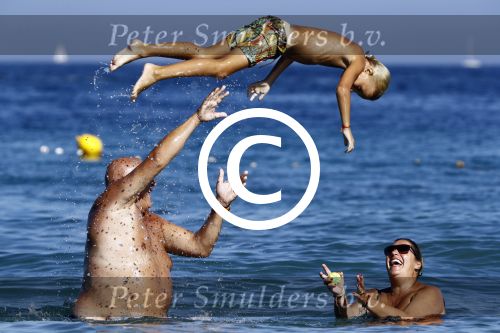 ibiza 19 augustus 2016
Herman den Blijker en zijn vrouw Jacqueline met zoon Matz op vakantie op ibiza.