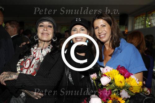 Amsterdam 20 juni 2016
Boekpresentatie Isa Hoes en Vlinder Kmaerling in het blauwe theehuis in het vondelpark. Isa met Louise Schiffmacher en Patricia Steur