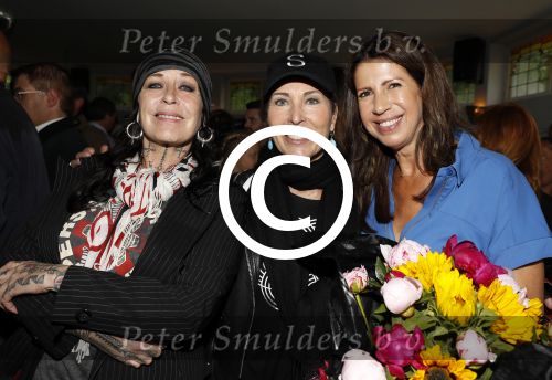 Amsterdam 20 juni 2016
Boekpresentatie Isa Hoes en Vlinder Kmaerling in het blauwe theehuis in het vondelpark. Isa met Louise Schiffmacher en Patricia Steur