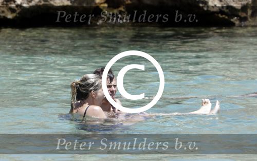 ibiza 27 juni 2016 
Stranddag van Nick en Kirsten Schilder de dag na hun trouwen bij el chirinquito.
Aanwezig oa Jan en Liza Smit Simon en Annemarie Keizer Jaap Kwakman met vriendin Aloys Buys met vriendin Jaap Reesema