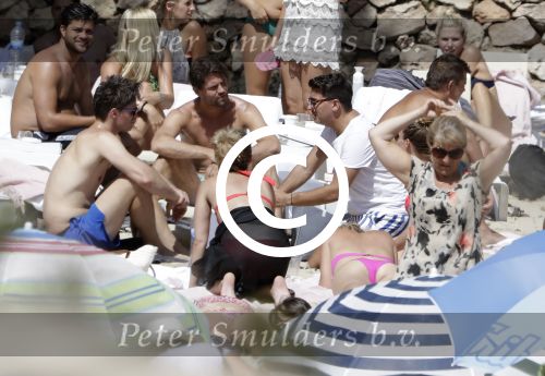 ibiza 27 juni 2016 
Stranddag van Nick en Kirsten Schilder de dag na hun trouwen bij el chirinquito.
Aanwezig oa Jan en Liza Smit Simon en Annemarie Keizer Jaap Kwakman met vriendin Aloys Buys met vriendin Jaap Reesema