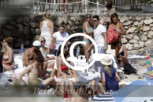 ibiza 27 juni 2016 
Stranddag van Nick en Kirsten Schilder de dag na hun trouwen bij el chirinquito.
Aanwezig oa Jan en Liza Smit Simon en Annemarie Keizer Jaap Kwakman met vriendin Aloys Buys met vriendin Jaap Reesema