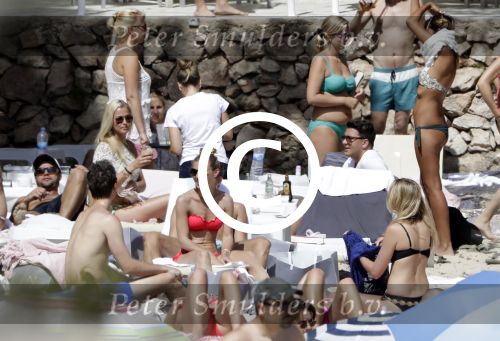 ibiza 27 juni 2016 
Stranddag van Nick en Kirsten Schilder de dag na hun trouwen bij el chirinquito.
Aanwezig oa Jan en Liza Smit Simon en Annemarie Keizer Jaap Kwakman met vriendin Aloys Buys met vriendin Jaap Reesema