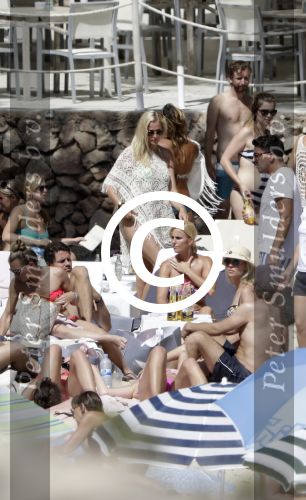 ibiza 27 juni 2016 
Stranddag van Nick en Kirsten Schilder de dag na hun trouwen bij el chirinquito.
Aanwezig oa Jan en Liza Smit Simon en Annemarie Keizer Jaap Kwakman met vriendin Aloys Buys met vriendin Jaap Reesema