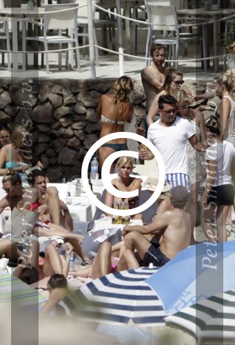 ibiza 27 juni 2016 
Stranddag van Nick en Kirsten Schilder de dag na hun trouwen bij el chirinquito.
Aanwezig oa Jan en Liza Smit Simon en Annemarie Keizer Jaap Kwakman met vriendin Aloys Buys met vriendin Jaap Reesema