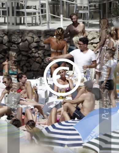 ibiza 27 juni 2016 
Stranddag van Nick en Kirsten Schilder de dag na hun trouwen bij el chirinquito.
Aanwezig oa Jan en Liza Smit Simon en Annemarie Keizer Jaap Kwakman met vriendin Aloys Buys met vriendin Jaap Reesema