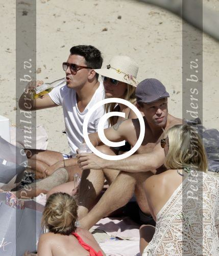 ibiza 27 juni 2016 
Stranddag van Nick en Kirsten Schilder de dag na hun trouwen bij el chirinquito.
Aanwezig oa Jan en Liza Smit Simon en Annemarie Keizer Jaap Kwakman met vriendin Aloys Buys met vriendin Jaap Reesema