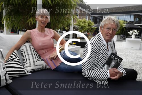 Naarden Vesting 6 september 2016
Presentatei boek DOEN van Jan des Bouvrie bij het arsenaal.
Monique en zoon Jan zijn ook aanwezig.