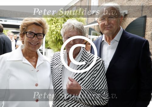 Naarden Vesting 6 september 2016
Presentatei boek DOEN van Jan des Bouvrie bij het arsenaal.
Monique en zoon Jan zijn ook aanwezig. Joop en Janine v d Ende